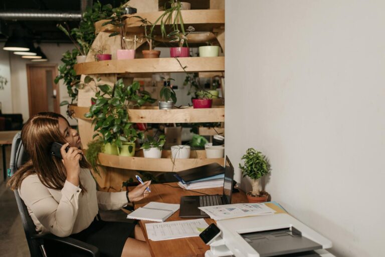 Nachhaltiges Büro: Konkrete Schritte für weniger Ressourcenverbrauch Nachhaltiges Büro mit Pflanzen und natürlichem Licht